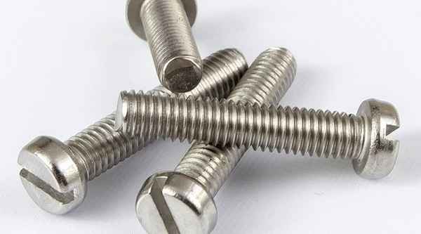 Producción de cabeza cilíndrica de acero inoxidable 304 tornillo de una palabra cabeza redonda tornillo ranurado GB65 perno 3/4